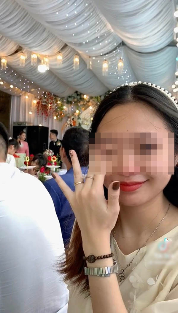 Có lẽ, vì vui cho bạn thân tìm được bến đỗ của đời mình nên cô gái mới khóc.