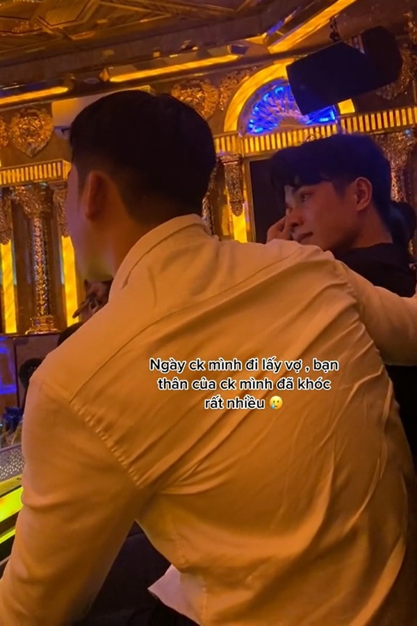 Tuy nhiên có vẻ như đó chỉ là một phút xúc động của anh chàng khi bạn thân lấy vợ mà thôi, bởi ngay sau đó cả nhóm đã cùng nhau hát hò rất vui vẻ. Đặc biệt, điều khiến rất nhiều người chú ý đó là nhan sắc của anh chàng được đánh giá là xếp vào dạng "cực phẩm".