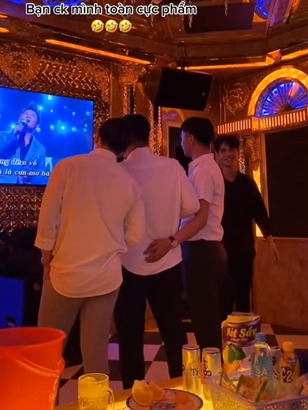 Đoạn clip sau khi chia sẻ lên MXH nhận về nhiều bình luận, hầu hết tỏ ra thích thú, cảm thông với cảm xúc của chàng trai này: "Khóc vì mừng cho bạn đó. Tui cũng từng như vậy. Nghe tin nó cưới mà tim đập thình thịch, run hết người luôn á", "Có thứ tình bạn thân rất thân nên thấy buồn và khóc như vậy thôi",...