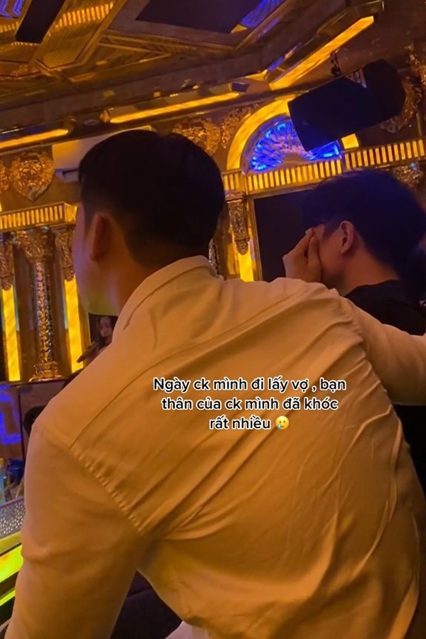 Theo như clip ghi lại, nhóm bạn đang giao lưu ở một quán karaoke nhân dịp chồng của cô gái sắp lập gia đình, trong khi mọi người liên tục nói cười, tỏ ra rất vui thì một anh chàng lại ngồi lặng lẽ, mắt đỏ hoe.