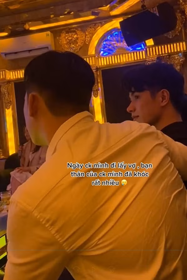 Xem xong clip, cư dân mạng đồng tình rằng chắc hẳn anh chàng này phải rất thân thiết với chồng cô gái thì mới xúc động đến mức rơi lệ như vậy.