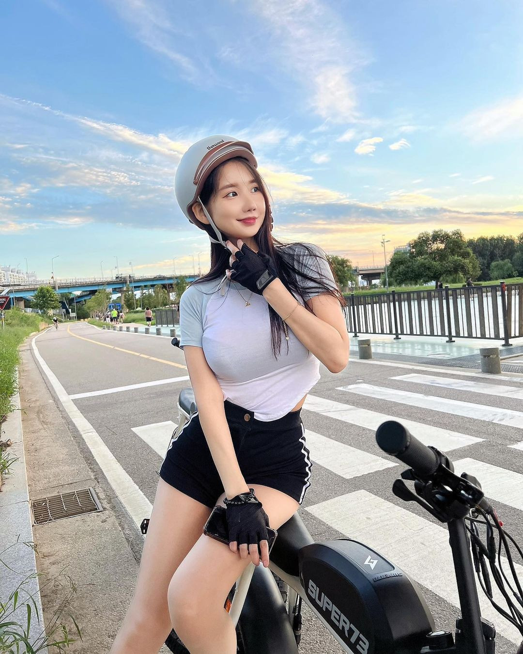 Won Mi Ryeong sinh năm 1992, có tên gọi khác là Miu, nữ DJ thường xuyên đăng những bức ảnh gợi cảm lên MXH.