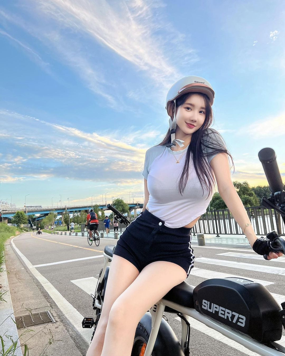 Vẻ đẹp vừa ngọt ngào vừa gợi cảm của hot girl làng DJ khiến không chỉ cánh mày râu mà phái nữ cũng phải mê mẩn.