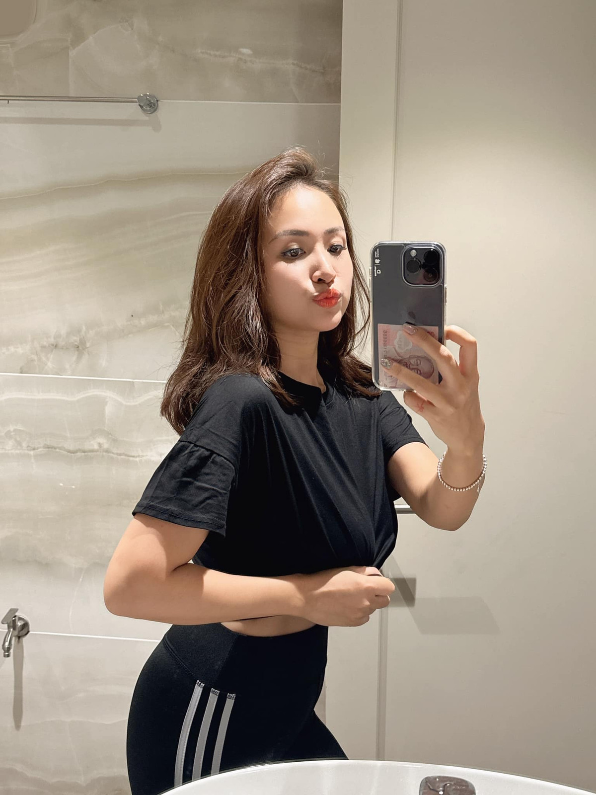 Mới đây, Vân Hugo khiến người hâm mộ bất ngờ khi khoe nhan sắc tươi trẻ của bà mẹ bỉm sữa.