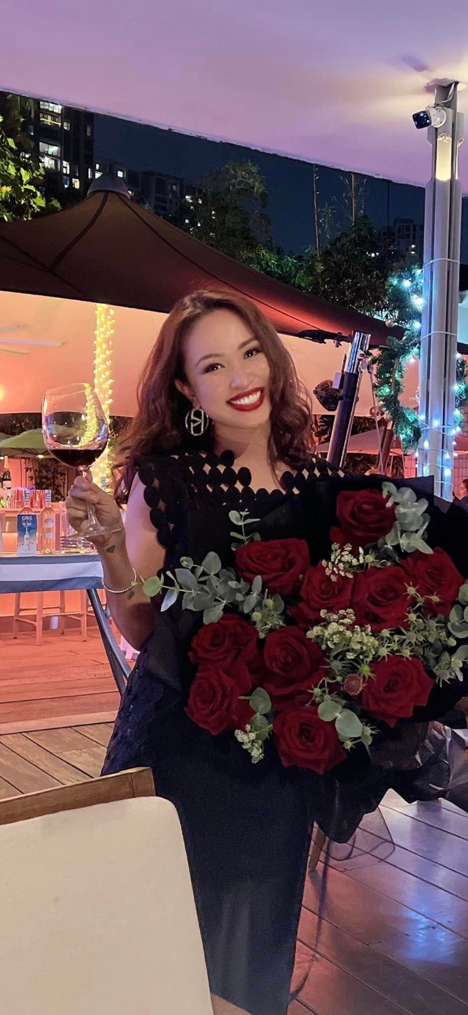 Dù sinh con chưa được bao lâu nhưng cô đã nhanh chóng lấy lại được phong độ hình thể, không khác nhiều so với thời con gái.