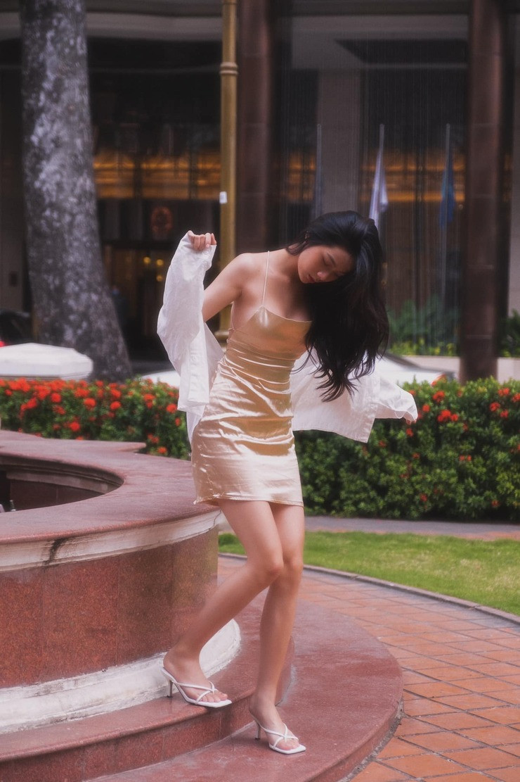 Trên trang cá nhân, cô nàng rất tích cực chia sẻ những hình ảnh diện bikini nóng bỏng, phô diễn body gợi cảm và nhận được hàng nghìn lượt tương tác của người hâm mộ.