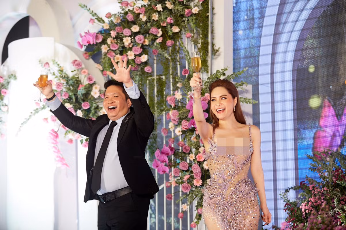 Ở một số khoảnh khắc đứng trên sân khấu, nữ đại gia còn khéo léo dùng tay che chắn để tránh việc lại bị săm soi trang phục.