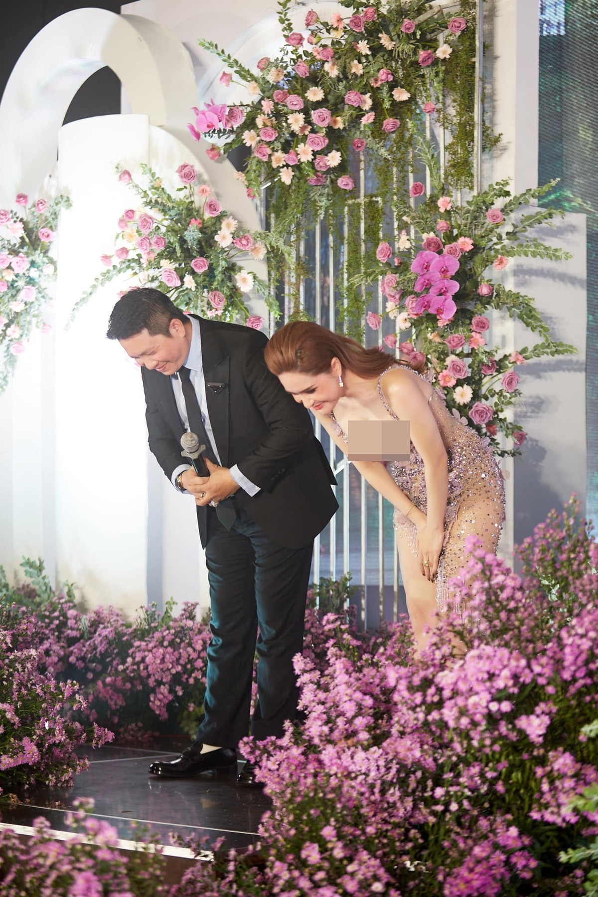 Sau nhiều lần bị chê nhan sắc ngoài đời thực Đoàn Di Băng vẫn tự tin diện váy ôm sát, khoe đường cong nóng bỏng.