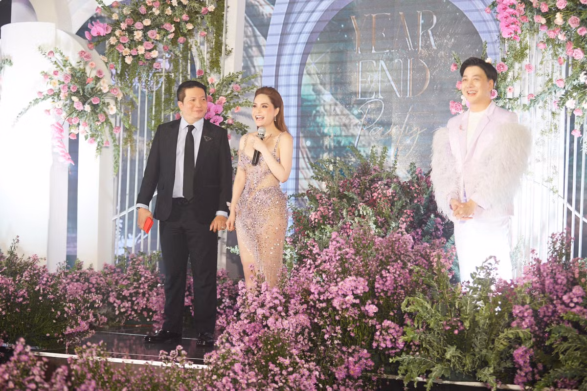 Khoảnh khắc ghi lại, CEO Nguyễn Quốc Vũ bảnh bao với bộ vest đen còn Đoàn Di Băng lại cực kỳ gợi cảm với chiếc đầm ren.