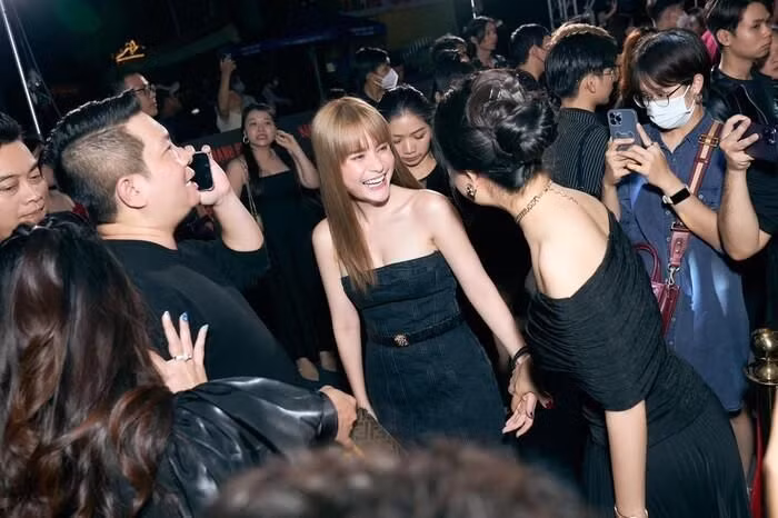 Sau đó, khi góp mặt ở một sự kiện khác, bà mẹ 3 con nổi bật với chiếc đầm đen tôn dáng.