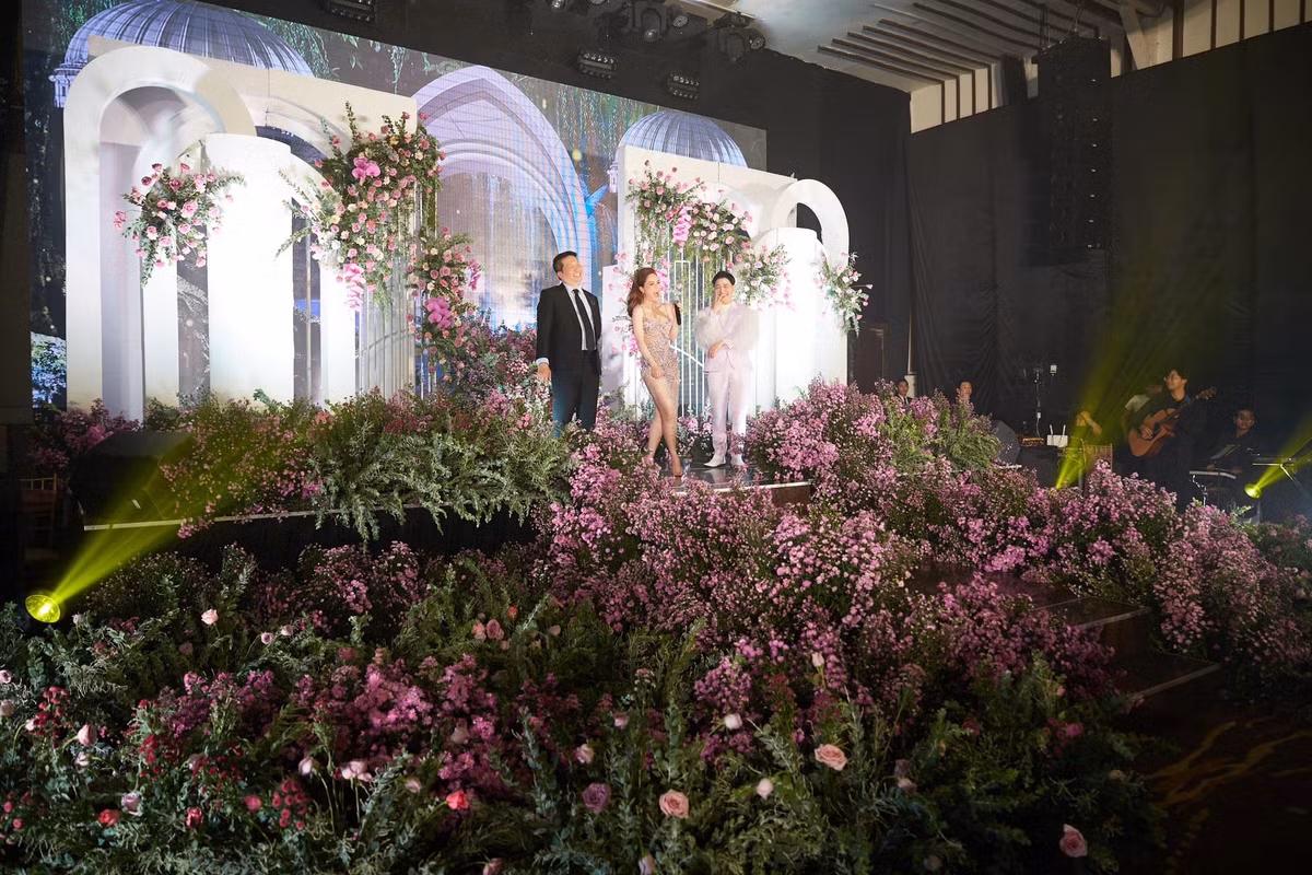 Cụ thể Đoàn Di Băng đăng ảnh bên ông xã Nguyễn Quốc Vũ khi tham gia một bữa tiệc tất niên, bà mẹ trẻ có những trải lòng cảm động.