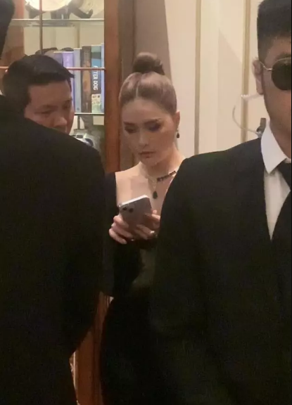 Nhiều cư dân mạng lại thắc mắc không thấy Đoàn Di Băng tươi cười vui vẻ như mọi ngày.