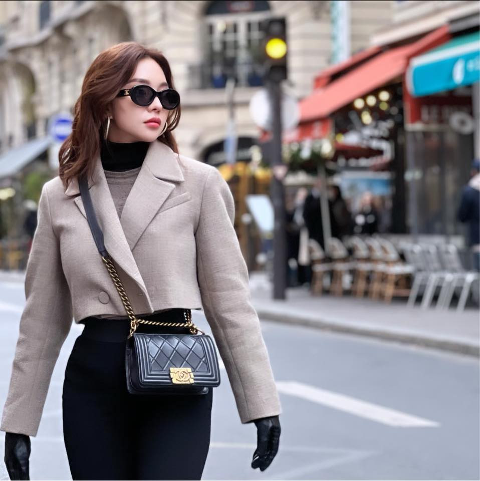 Cô cũng thường xuyên đăng tải những bí quyết làm đẹp, giữ dáng sau sinh và nhận được sự ủng hộ nhiệt tình của các chị em.