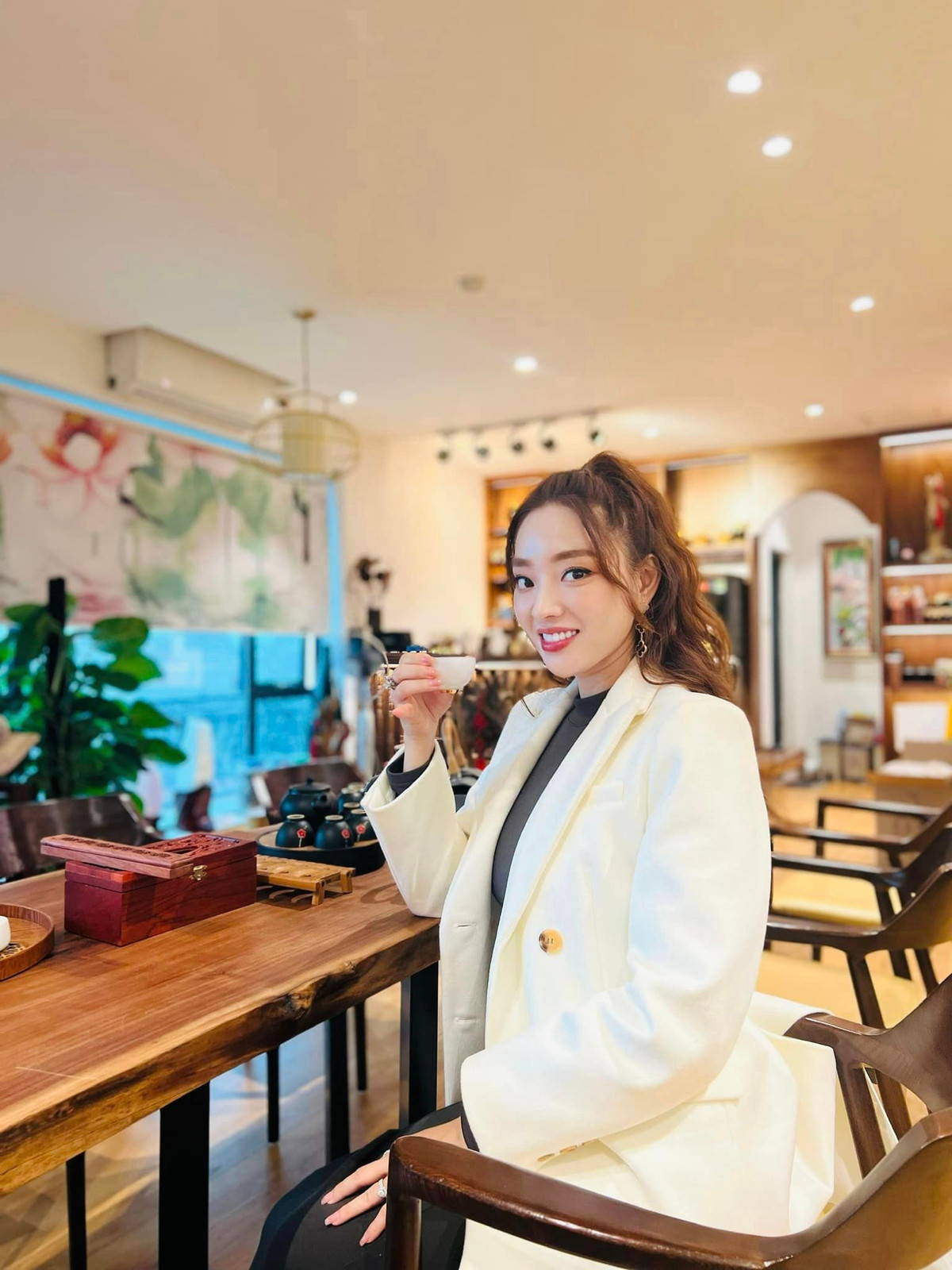 Sau khi lấy chồng, sinh con, cựu tiếp viên hàng không dành hầu hết thời gian để chăm sóc tổ ấm và tự kinh doanh riêng.