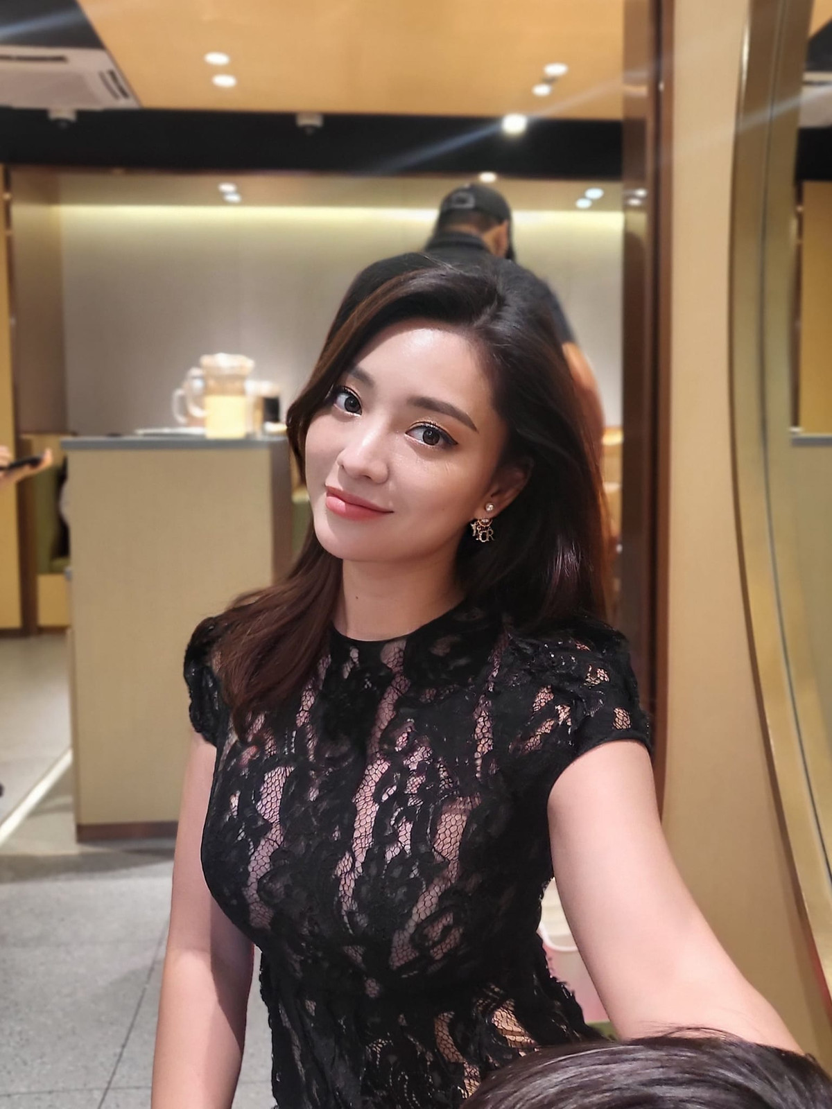 Người đẹp chuộng diện chân váy ngắn, khoe chân dài miên man kết hợp croptop, để lộ vòng eo thon thả. Ảnh: FBNV