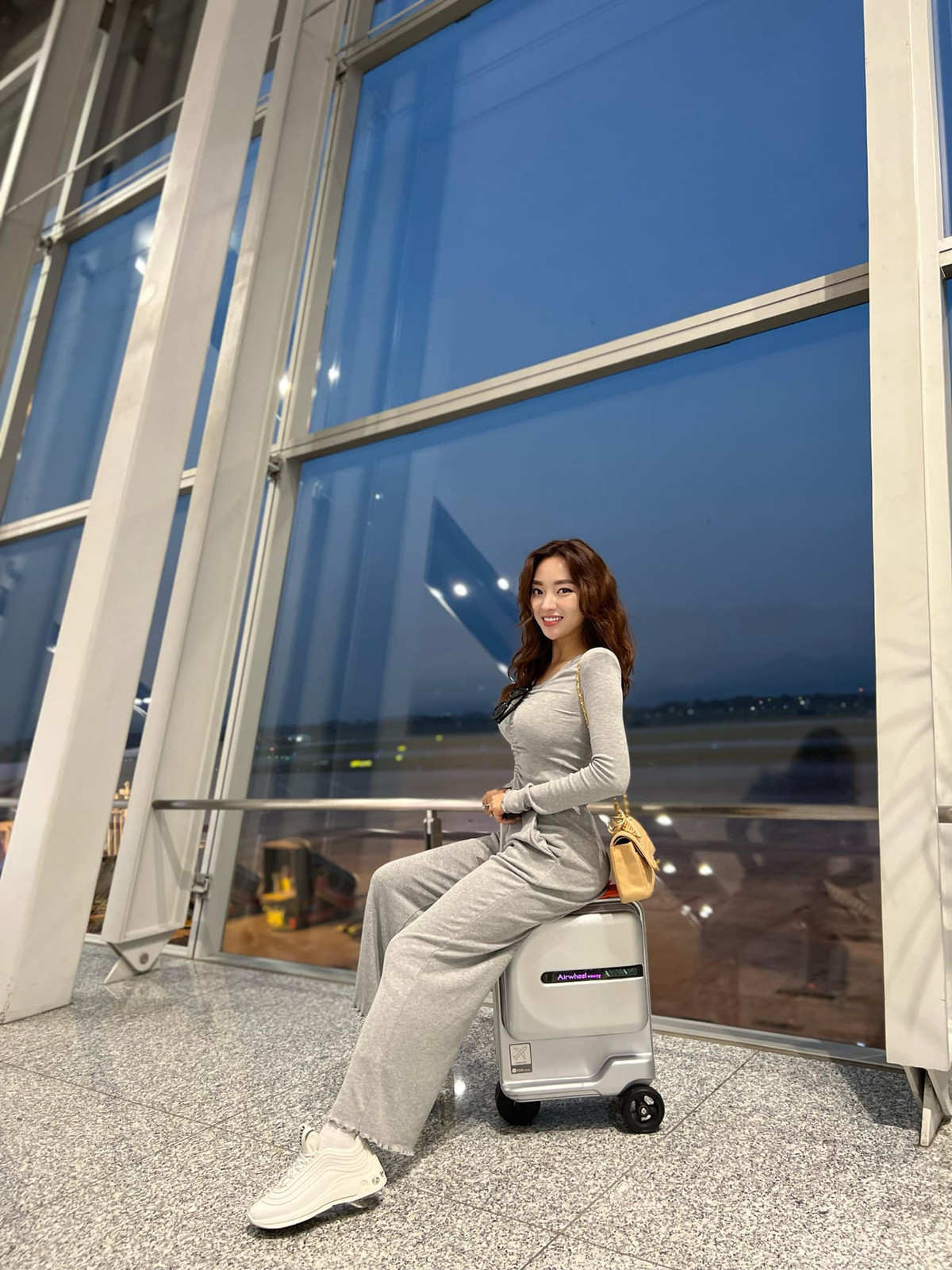 Ngoài đời, phong cách thời trang của cô vô cùng quyến rũ.