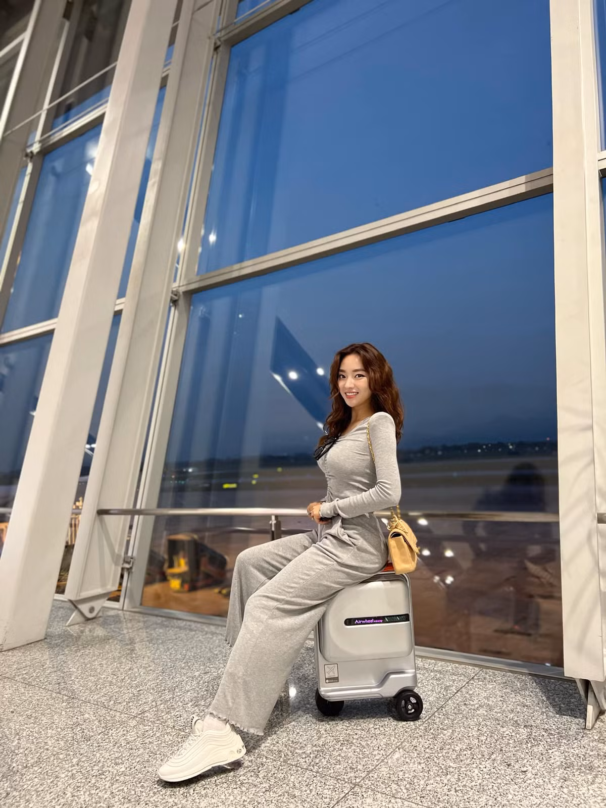 Ngoài đời, phong cách thời trang của cô vô cùng quyến rũ.