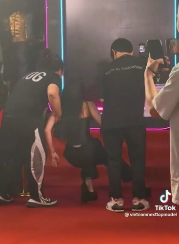 Thời điểm đó, “hot girl trứng rán” khiến nhiều người nghi ngờ rằng cố tình té ngã để tạo drama, giật spotlight tại sự kiện.