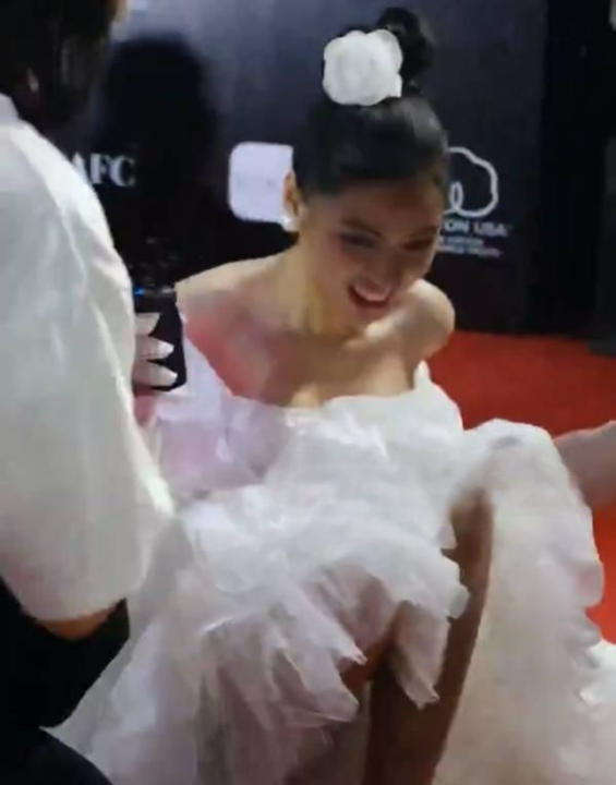 Lần khác, cô nàng "trứng rán cần mỡ, bắp cần bơ" đột nhiên mất thăng bằng, ngã ngửa khi đang phỏng vấn với báo giới.