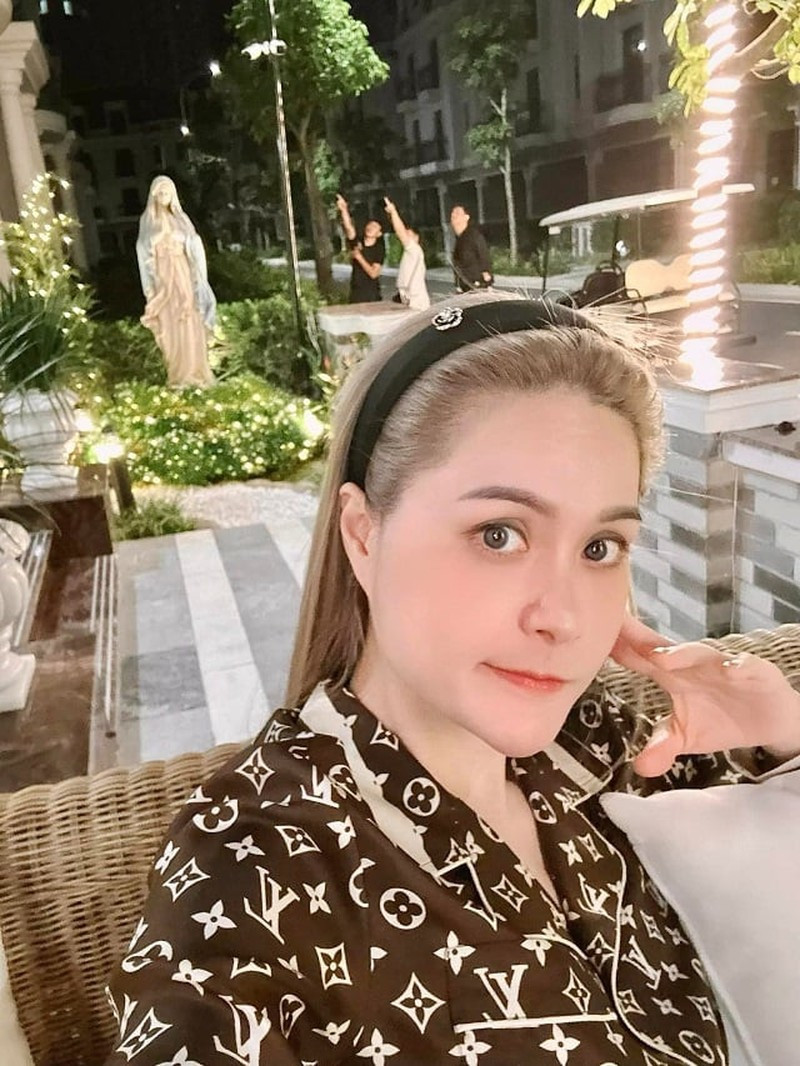 Bên cạnh đó, cô cũng khẳng định mình không tỏ ra giàu sang hay coi thường ai vì cô cũng từng đi lên từ hai bàn tay trắng.