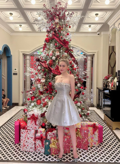 Nhận về nhiều ý kiến trái chiều, đặc biệt có người nói cô đang coi thường người nghèo, khoe mẽ tài sản, mới đây nữ đại gia đã lên tiếng giải thích rõ về phát ngôn của mình. Cô cho biết, gia đình năm nay cũng gặp khó khăn trong thu chi nên bản thân vợ chồng cô cũng không mong chờ đến Tết.