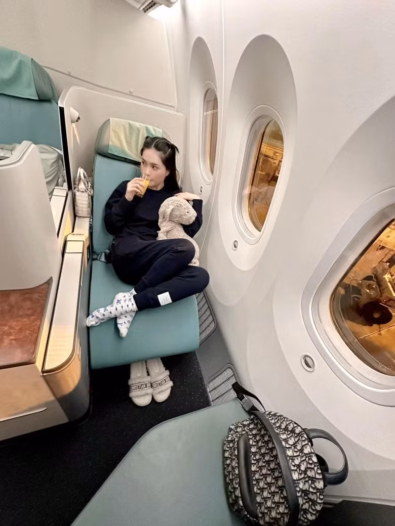 Cô cho biết vé khoang hạng nhất và khoang thương gia ở nửa đầu máy bay, ít chịu ảnh hưởng tiếng ồn động cơ nên không gian rất yên tĩnh và vé cũng rất đắt, vậy nên họ không việc gì phải chịu tiếng ồn từ trẻ con. Ảnh: Tổng hợp