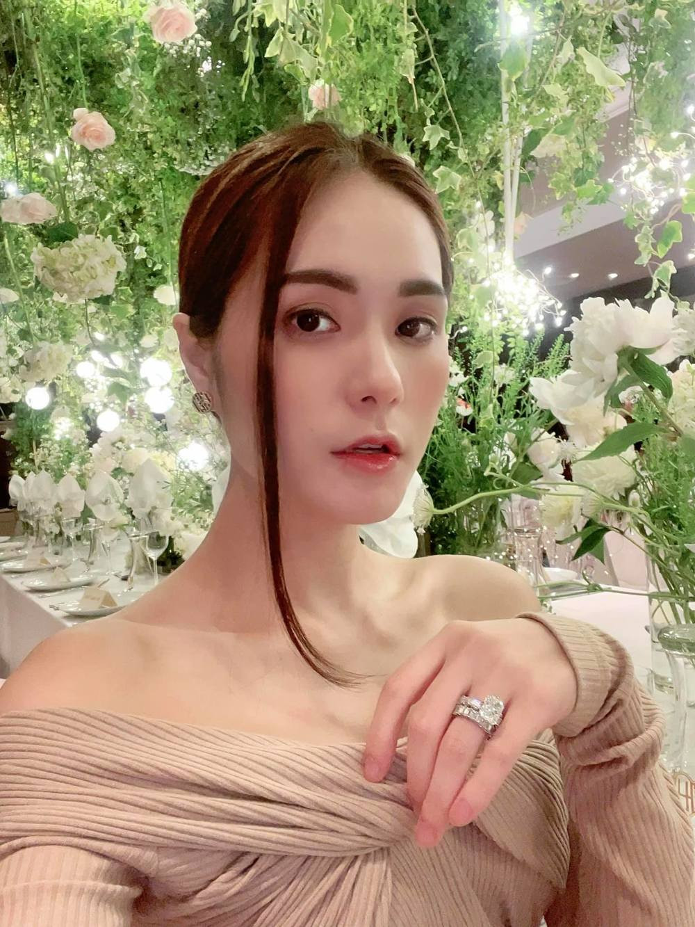 Theo quan điểm của Di Băng, nếu dành cùng một thời gian cho việc học tiếng Anh và kiếm tiền thì cô chọn đi kiếm tiền bởi nó đem lại nhiều giá trị và tiền bạc hơn.