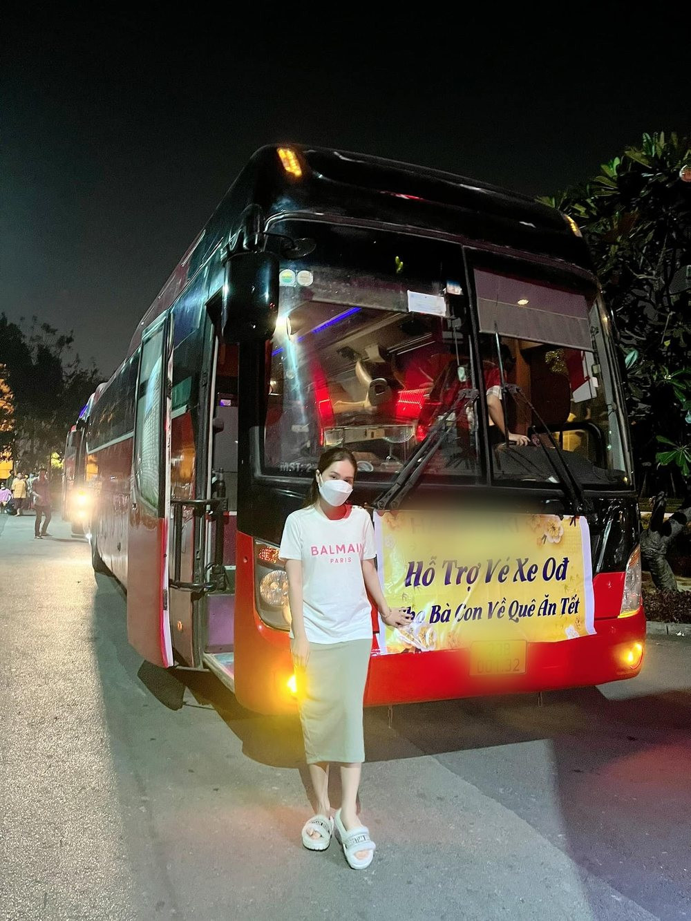 Trong phần bình luận Đoàn Di Băng cũng giải thích thêm: "Băng quay qua là thấy hàng đổ xuống chú lo lắng gom vội hàng. Mọi người cũng sợ chú bị bắt đền nên phụ gom đồ cho chú. Sợ chú ngại nên Băng không có lại".