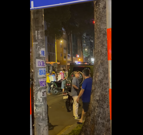 Đoạn clip cho thấy sau khi chú xe ôm động vào xe và ngã xuống đường, nhiều người xung quanh cũng đã đến phụ giúp chú xe ôm đỡ xe và sắp xếp đồ đạc trở lên xe.