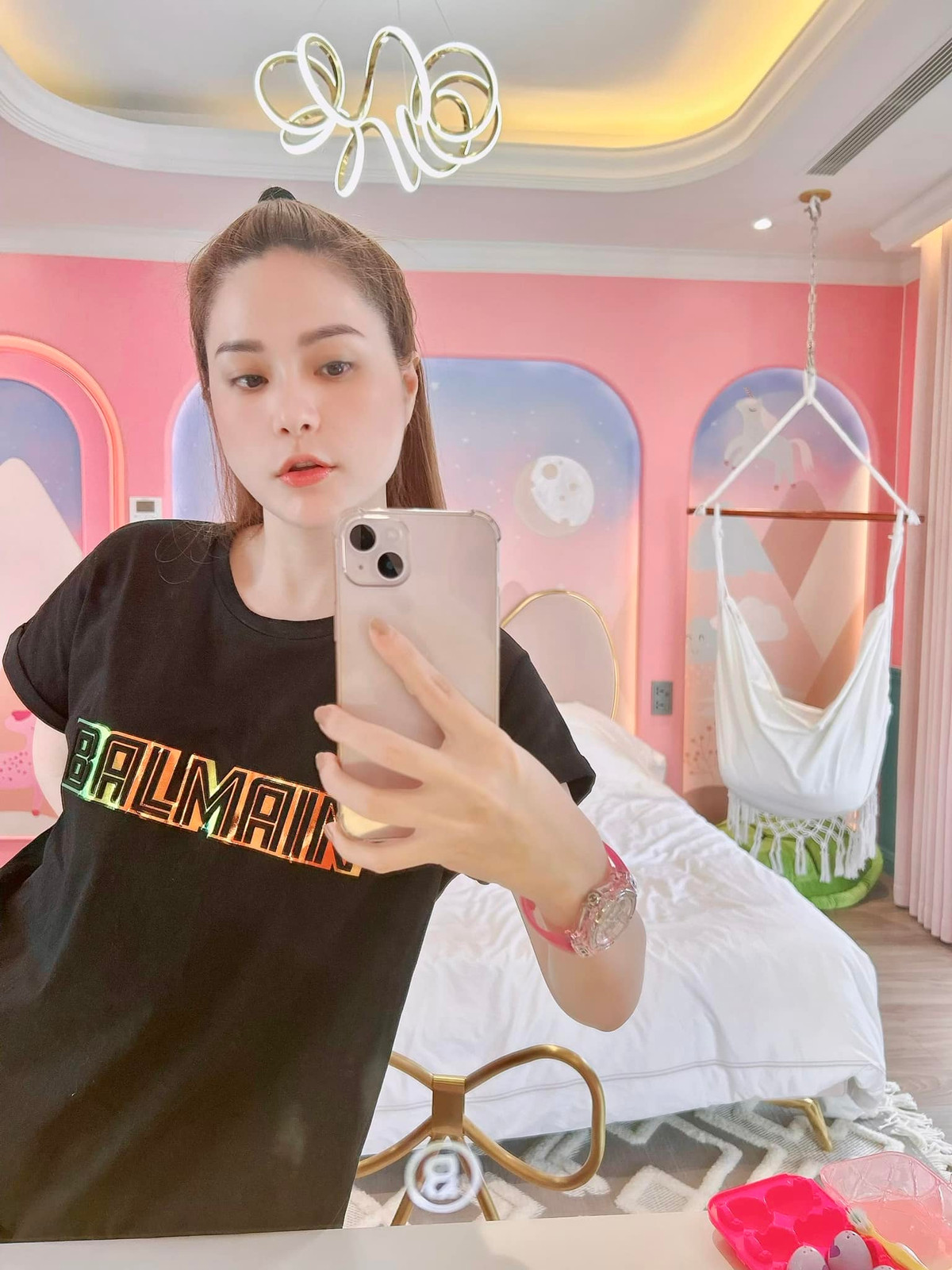 Cô cũng thường xuyên làm từ thiện, lan tỏa những giá trị tốt đẹp và tích cực đến cộng đồng. Ảnh: FBNV