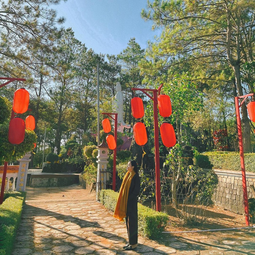 Tu viện Bát Nhã là địa điểm check in mùa lá vàng lý tưởng vào thời gian này dành cho du khách ghé thăm Bảo Lộc, Lâm Đồng.