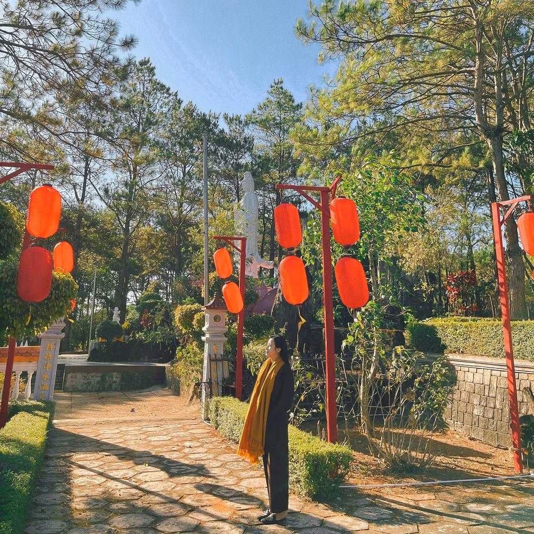 Tu viện Bát Nhã là địa điểm check in mùa lá vàng lý tưởng vào thời gian này dành cho du khách ghé thăm Bảo Lộc, Lâm Đồng.