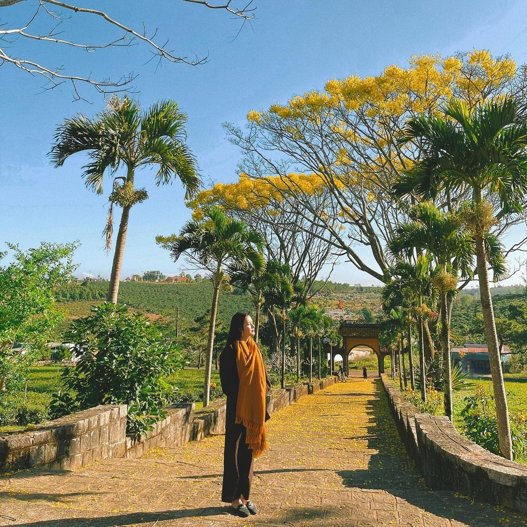 Bước tới Tu viện Bát Nhã, chúng ta sẽ lạc vào không gian đầy mê hoặc bởi lối kiến trúc đậm chất Á Đông hòa lẫn vào khung cảnh hữu tình, thiên nhiên trong lành bao quanh.