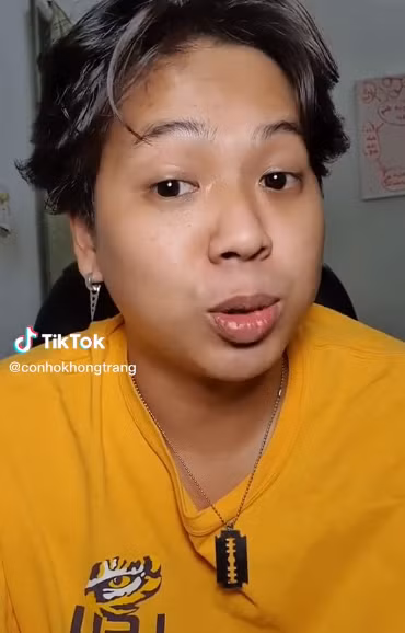 Trong video của mình, nam TikToker nói: “Có bao giờ các bạn tự hỏi rằng tại sao những thằng hồi xưa học trong trường nó rất là ngu nhưng khi ra đường nó lại làm chủ, còn những đứa học giỏi ra vẻ cứng cỏi thì ra đời làm cu li. Lý do mấy đứa hồi xưa học giỏi nhưng sau này làm lính chỉ xung quanh mấy chữ thôi, đó là: sĩ diện, cứng đầu…”.