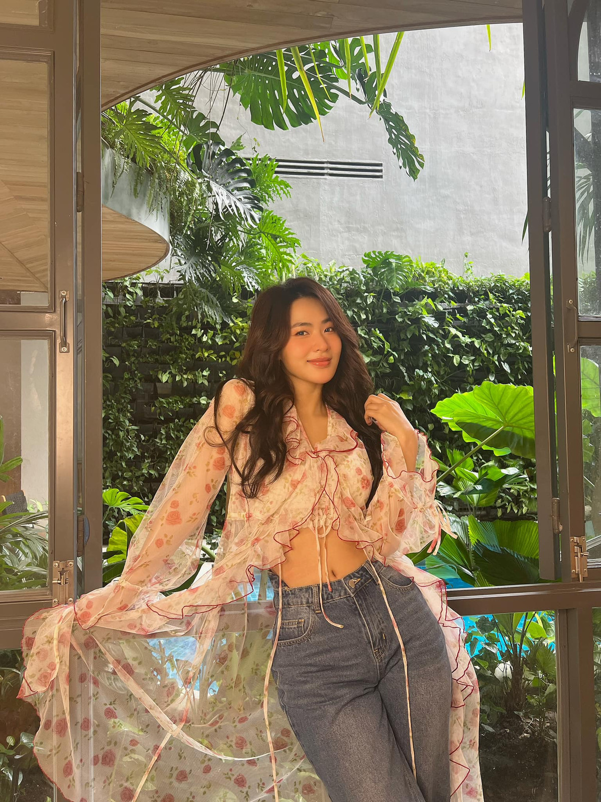 Ngoài công việc diễn xuất, người đẹp Hải Phòng còn làm mẫu ảnh thời trang, diễn viên đóng nhiều MV ca nhạc nổi tiếng.