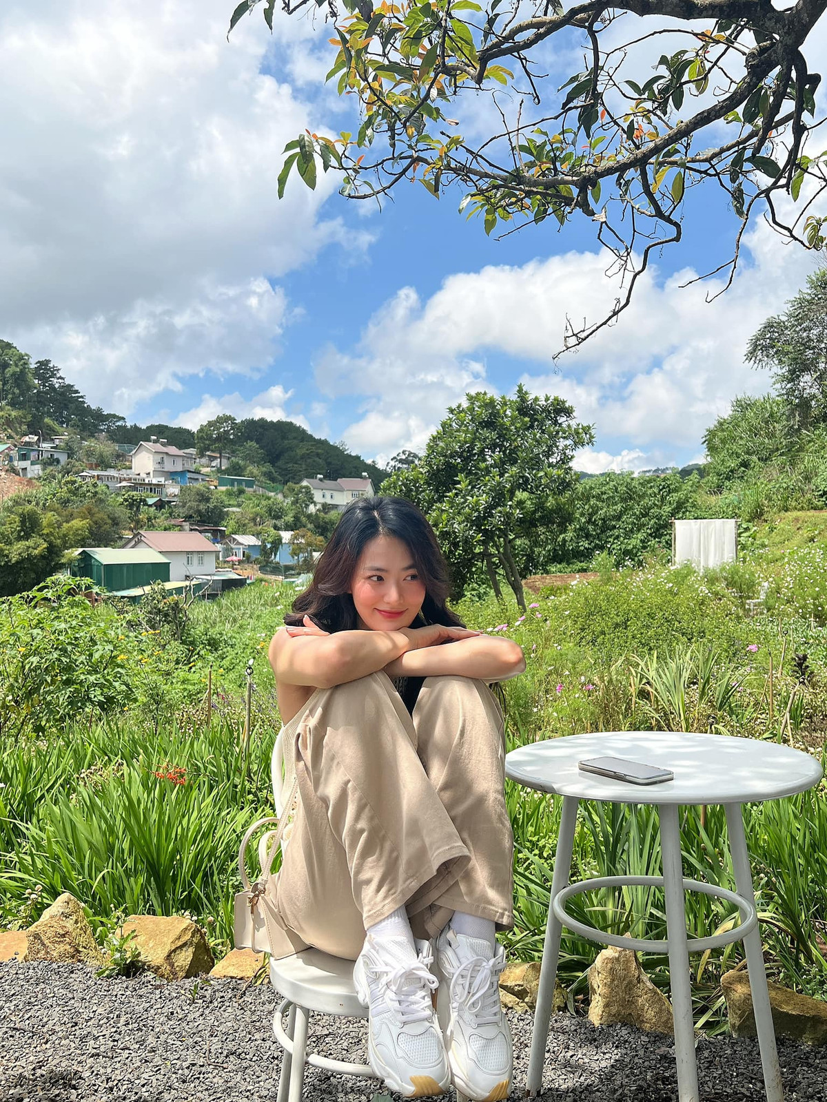 Trên trang cá nhân, cô thường xuyên chia sẻ bí quyết chăm da giữ dáng, được rất nhiều người quan tâm.