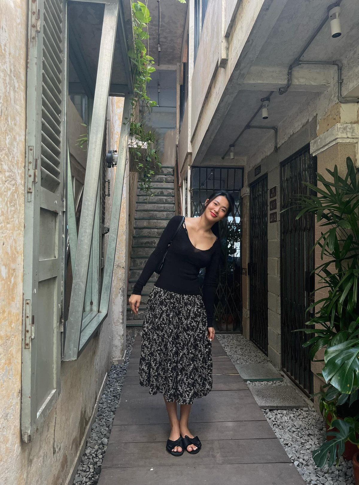 Nữ diễn viên 9X thường chuộng gu mặc nữ tính, thanh lịch, kín đáo kết hợp lớp make-up đơn giản.