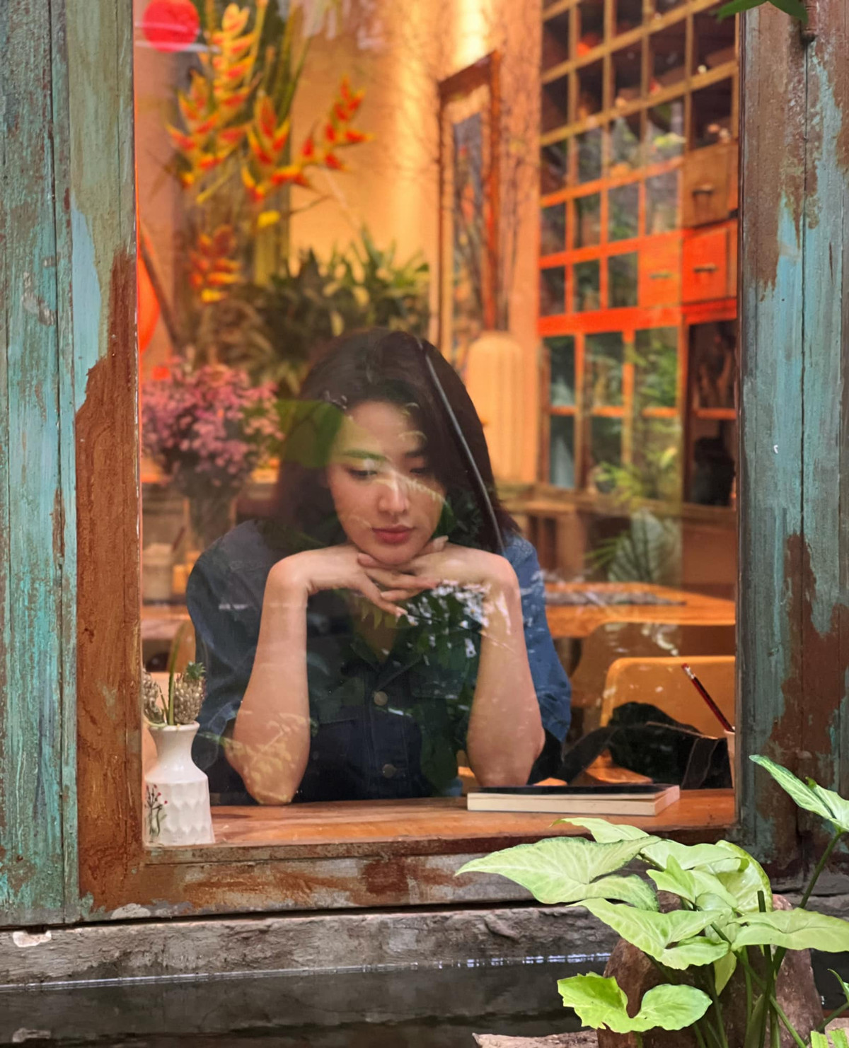 Trước đó, Minh Trang từng được mệnh danh là "thần tiên tỷ tỷ" của Đại học Sân khấu - Điện ảnh Hà Nội nhờ clip quay lén khi đi làm móng được cư dân mạng lan truyền trên mạng xã hội.