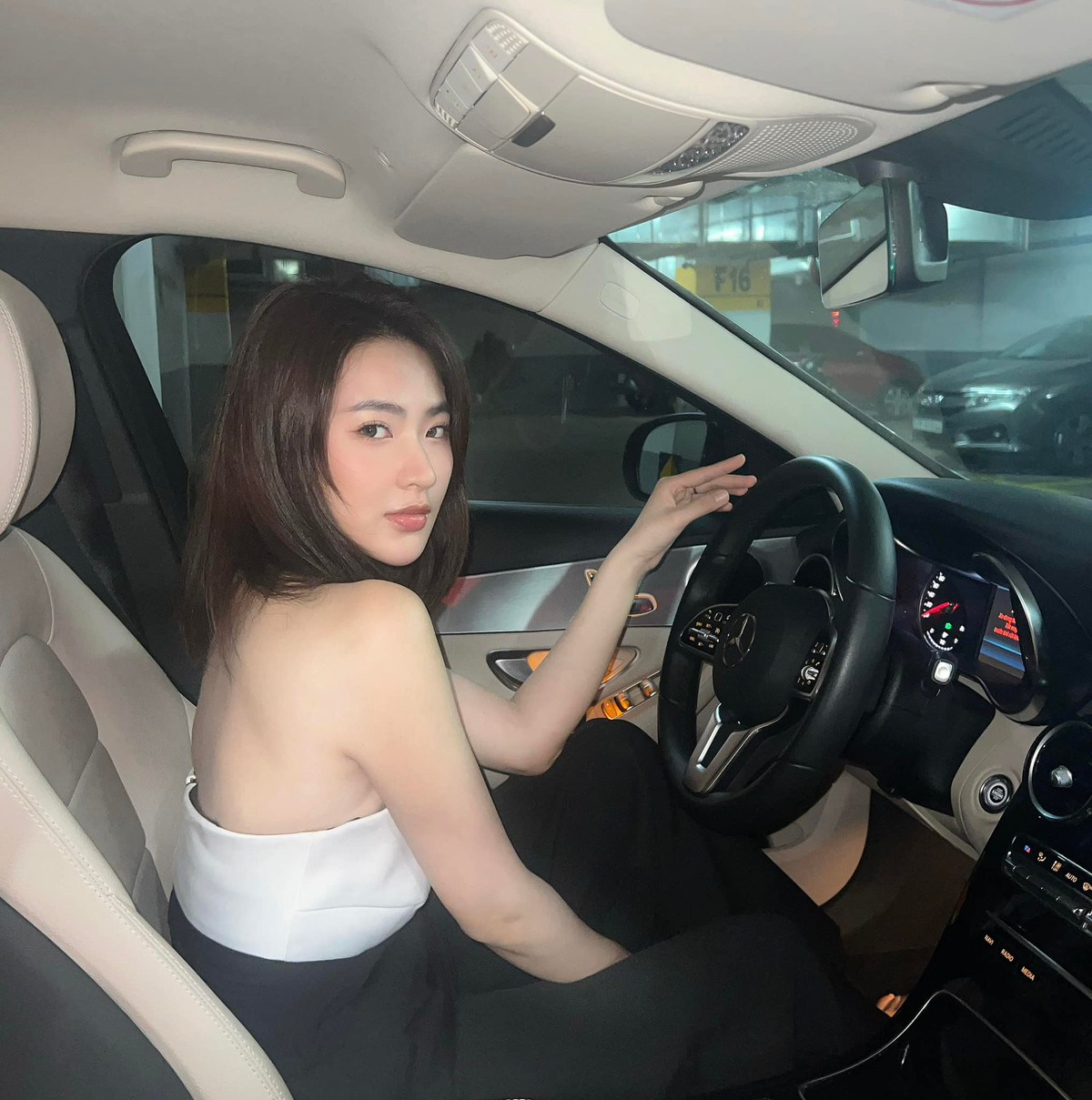 Nhờ sở hữu nhan sắc xinh đẹp, Minh Trang còn là "nàng thơ" của nhiều MV triệu view như: Đừng yêu nữa em mệt rồi (Min), Một đêm say (Thịnh Suy), Thương em là điều anh không thể (Noo Phước Thịnh),...