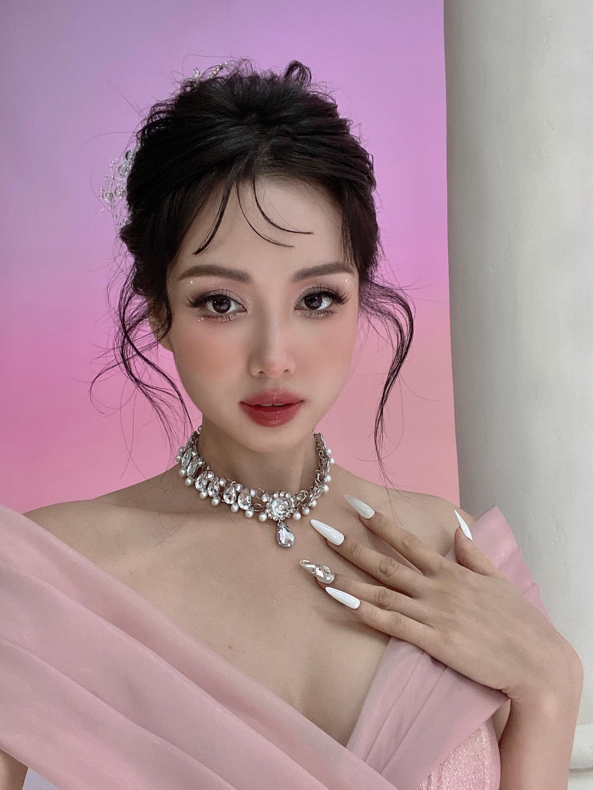 Cô tự tin "cân đẹp" mọi phong cách thời trang từ táo bạo, quyến rũ cho tới trẻ trung, năng động, khoe tối đa sắc vóc nổi bật. Ảnh: FBNV