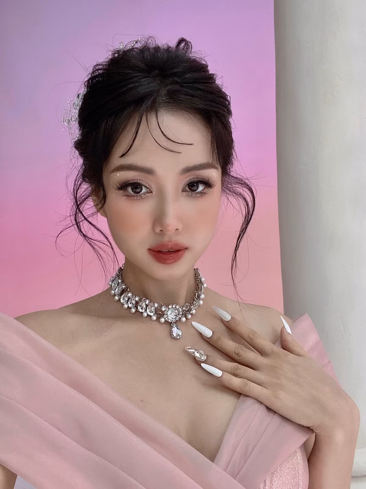 Cô tự tin "cân đẹp" mọi phong cách thời trang từ táo bạo, quyến rũ cho tới trẻ trung, năng động, khoe tối đa sắc vóc nổi bật. Ảnh: FBNV