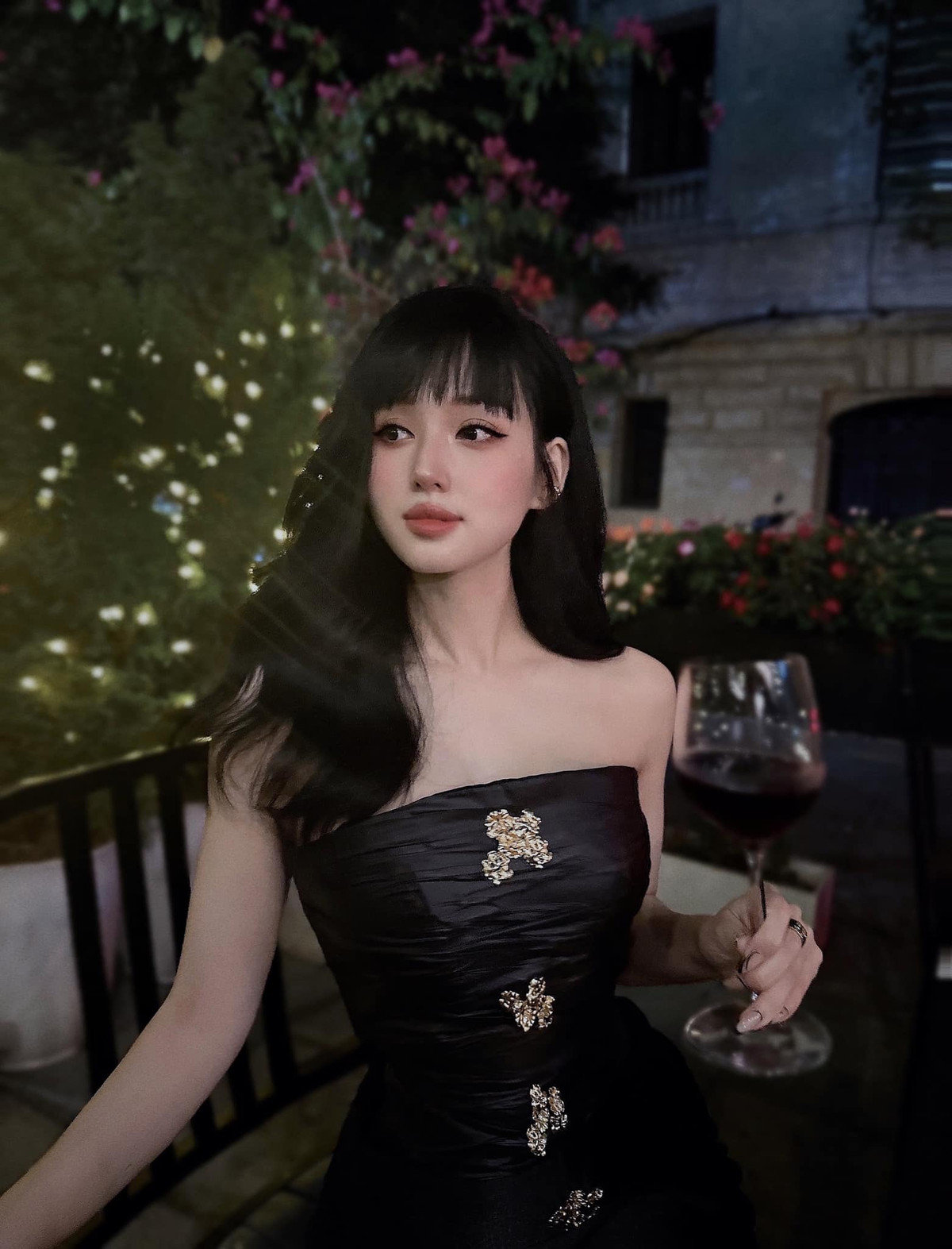 Thậm chí có người còn vào "xin vía" mong sau này mình cũng được trẻ đẹp như vậy.