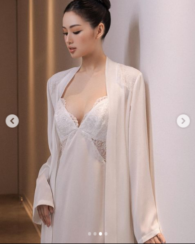 Khoảnh khắc ghi lại, người đẹp 8x trang điểm nhẹ nhàng, tóc búi cao trông cực sang chảnh.