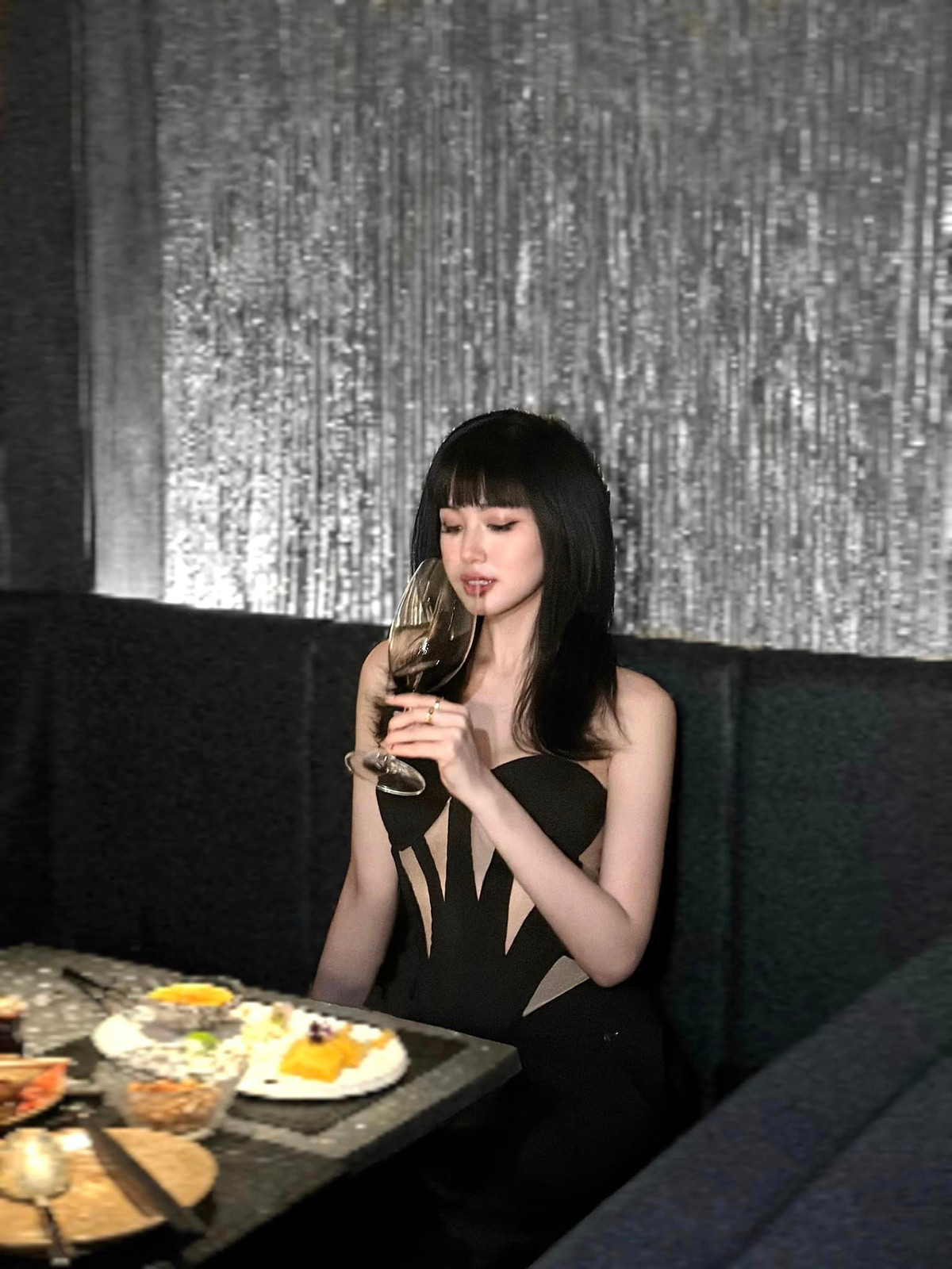 Thân hình của "bà mẹ hai con" cũng gợi cảm, cuốn hút không kém hội mỹ nhân Gen Z.