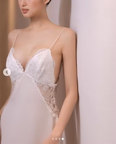 Đặc biệt, chiếc váy có thiết kế khoét xẻ giúp chính chủ khéo kheo những điểm vàng trên cơ thể.