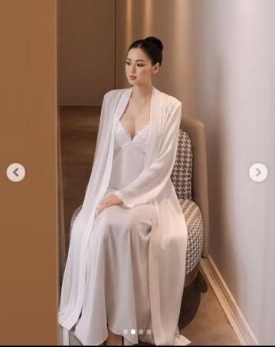 "Cuộc sống này công bằng lắm. Nếu buổi chiều bạn ngủ nhiều. Thì buổi tối sẽ khó ngủ. Thế thôi…", cựu hot girl một thời viết.