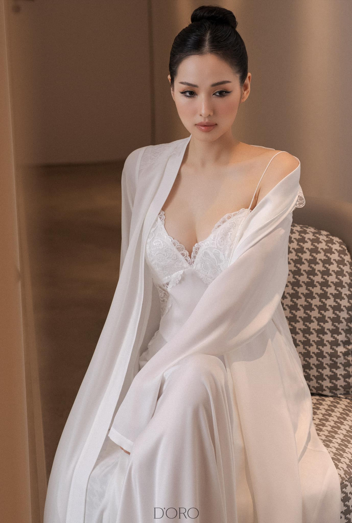 Mới đây trên trang cá nhân, Tâm Tít tung loạt ảnh mới. Lần lên sóng này, cô khoe trọn sắc vóc trong bộ đồ ngủ 2 dây màu trắng nhìn cực gợi cảm.