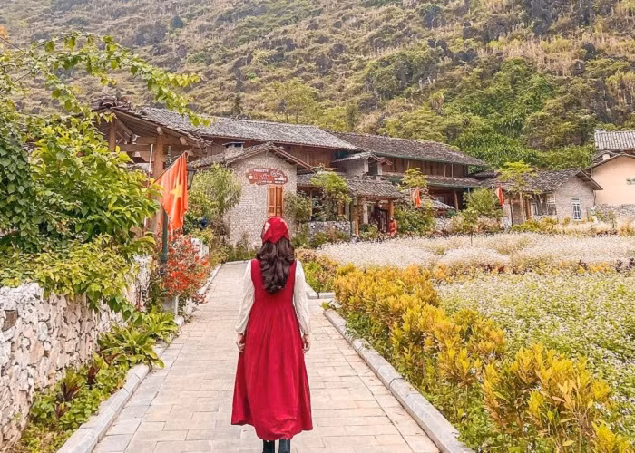 Thôn nằm ngay dưới chân đèo Mã Pì Lèng là điểm đến sở hữu cảnh đẹp nên thơ cùng nhiều nét đẹp văn hóa đặc trưng của cộng đồng dân tộc Mông.