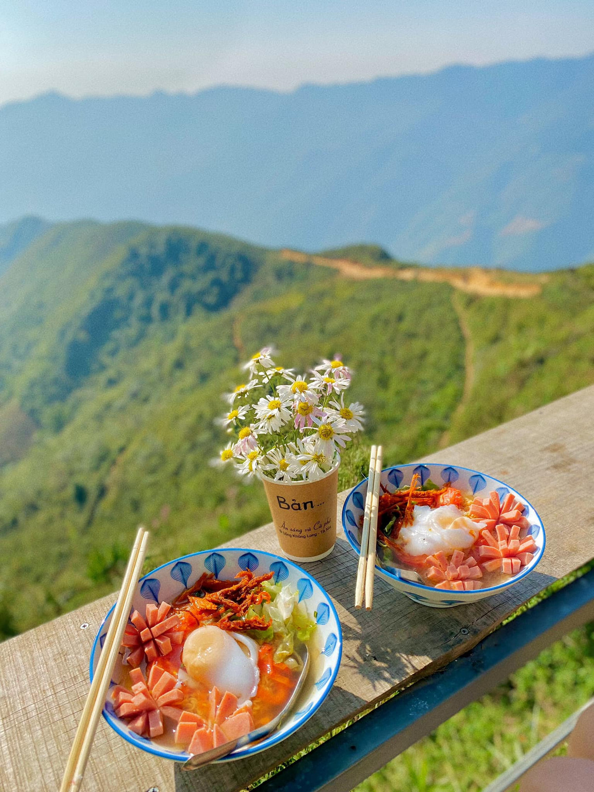 Những hình ảnh hòa mình giữa “thiên đường mây” ăn mì tôm, check in ăn mì tôm với view núi đồi chập chùng ngay lập tức thu hút giới trẻ, trở thành chiếc view đắt giá người người muốn trải nghiệm.