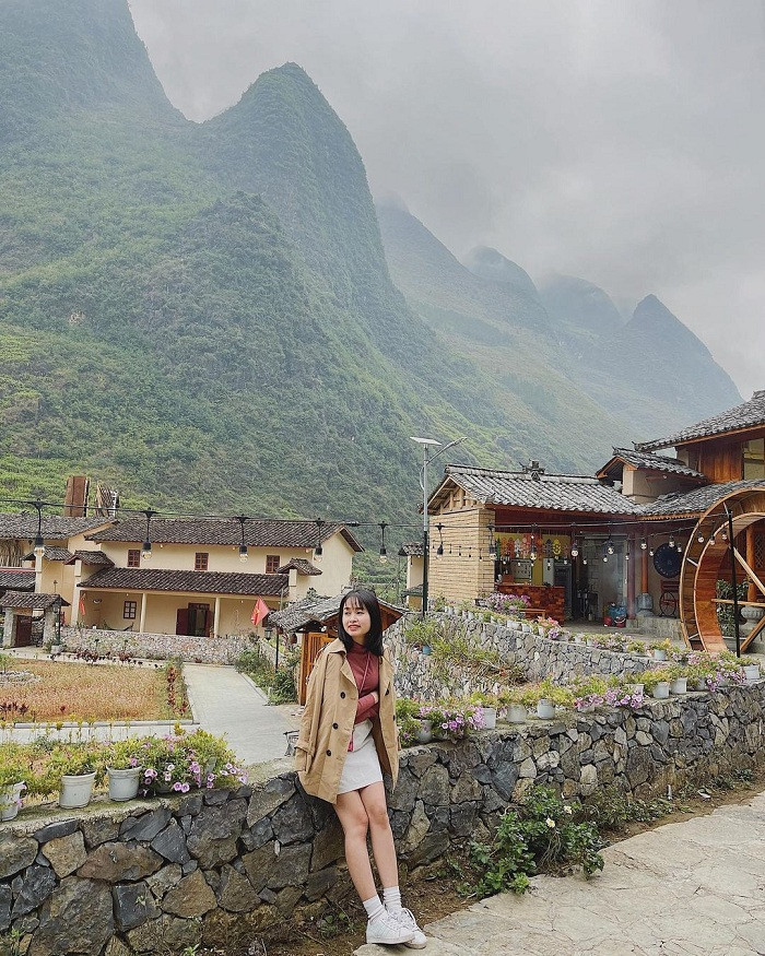 Nơi đây như một bức tranh vẽ núi rừng hùng vĩ với những cánh đồng tam giác mạch mộng mơ tạo nên một khung cảnh thực sự yên lành, dễ chịu.